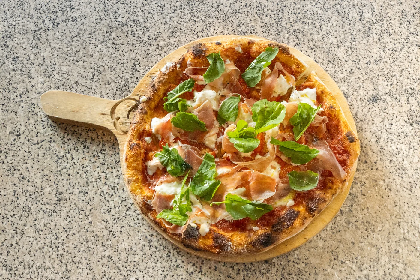 Pizza Burrata e Parma con prosciutto y arúgula
